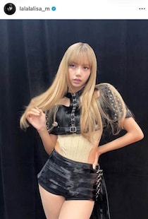 BLACKPINK・リサ、W杯開幕式の衣装ショット　ヘソ出しコーデ＆頬に手を添えたポーズでドキっ...「美しい」