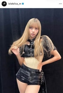 BLACKPINK・リサ、W杯開幕式の衣装ショット　ヘソ出しコーデ＆頬に手を添えたポーズでドキっ...「美しい」