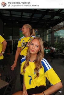 サッカー・スウェーデン代表のイケメン20歳ベリバル、美女モデル恋人と熱いキス　W杯でラブラブ2ショット