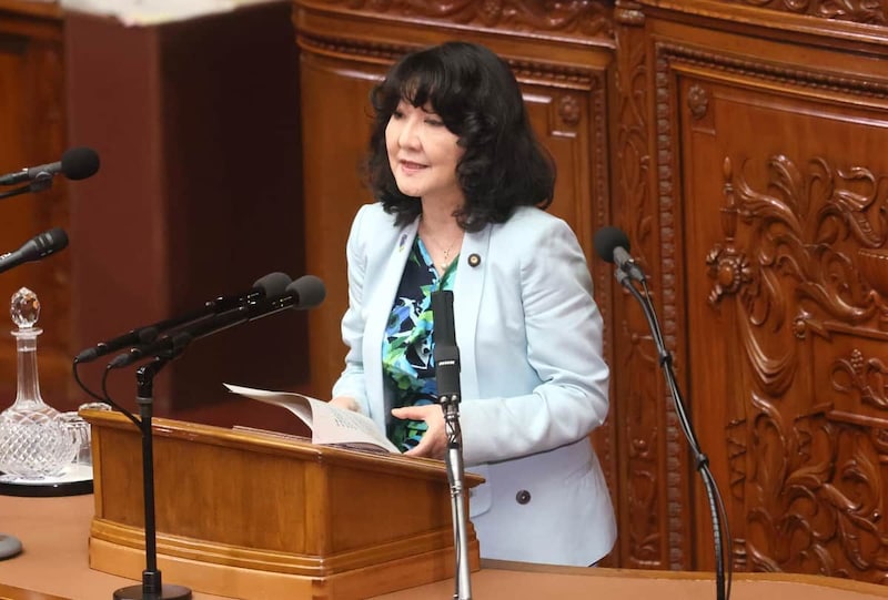 衆院本会議で答弁に立つ片山さつき財務相(写真:つのだよしお/アフロ)