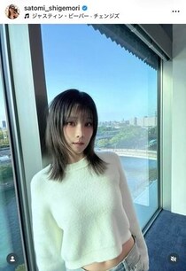 重盛さと美、ヘソ出しコーデで神スタイル炸裂...黒髪×メガネ姿にドキっ　「永遠に若い」「ずっと可愛い」