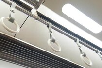 泥酔客が電車内で転倒...床で大の字に　外国人観光客が「緊急停止ボタン」押すと...通勤客が見た思わぬ結末