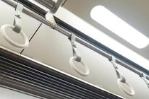 泥酔客が電車内で転倒...床で大の字に　外国人観光客が「緊急停止ボタン」押すと...通勤客が見た思わぬ結末
