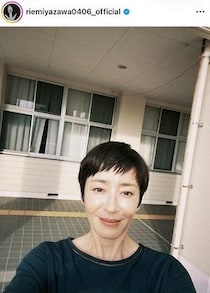 宮沢りえ、妖艶肩出し黒ドレス姿で色気ダダ漏れ...いくつになっても変わらぬ美貌にドキっ