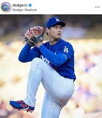 大谷翔平、第2子誕生を報告　水色のおくるみに包まれた赤ちゃんの両足＆愛犬デコピンの写真を添えて