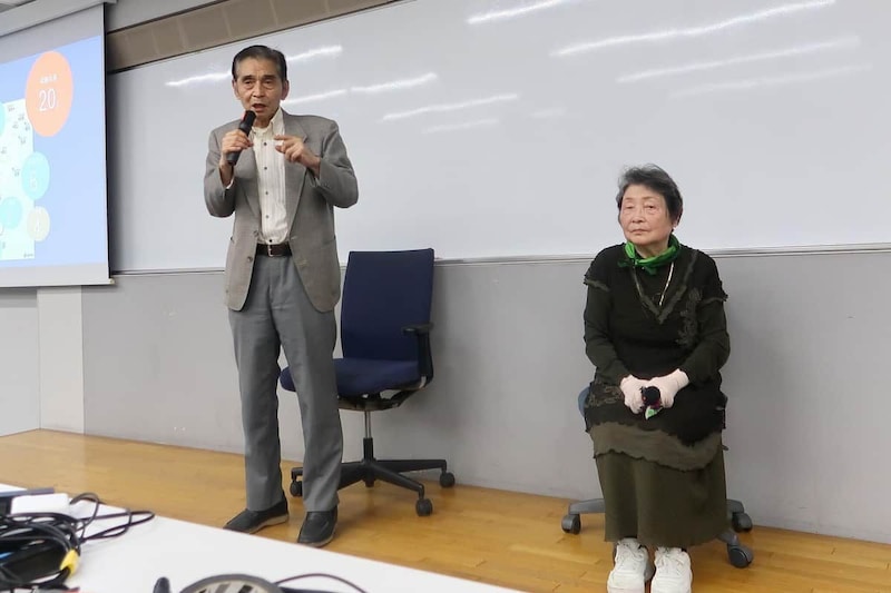 シンポジウムでは2人が自らの体験を証言した。左から梁（リャン）敏雄さん、全文子（チョン・ムンジャ）さん