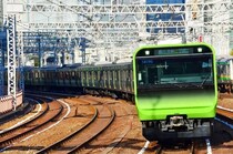 「何度も私の太ももに触れて」　地下アイドルが山手線で痴漢されたか、不自然に置かれた手を撮った証拠動画