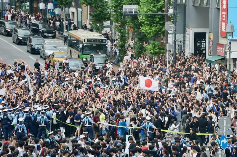 交差点に集まった若者ら（写真：長田洋平/アフロスポーツ）