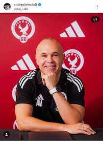 元サッカー・イニエスタ、妻を抱きしめラブラブ2ショット...来日中？大阪城をバックに　「おかえり」「嬉しい」