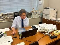 机に週刊誌だらけ「トンデもない」コラ画像の杉尾秀哉議員、「普段の私の机」アピール 　「週刊誌は一誌も置いてありません」
