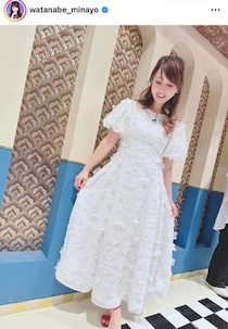 渡辺美奈代、肩出し水色ロングドレス姿で女神降臨ショット　変わらぬ美しさにため息...「めちゃくちゃ綺麗」