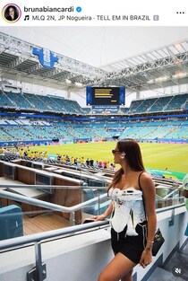 サッカー・ネイマールの美女モデル恋人、黒ショーパン×肩出しトップスで...W杯観戦中　すらり神スタイル炸裂