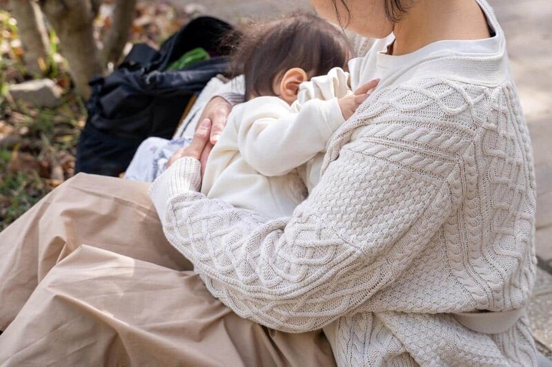 カフェでの授乳ケープを巡り賛否両論(写真はイメージ)