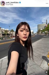 美女プロレスラー・上福ゆき、お姉さん風コーデで「激カワ」クレープ手に　リング上とのギャップにドキっ