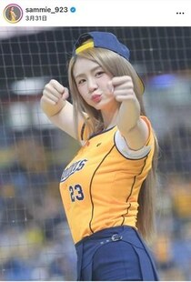 台湾の美女チア・サミー、超ミニ×ピンクカーデで「激カワ」...姫路城をバックに　チア衣装と雰囲気変わって