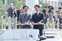 日の丸を描いたマカロン「食べたら国旗毀損罪」とのやゆも　小泉進次郎防衛相が公開した１枚の写真