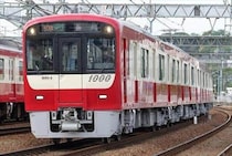 「ドアが逆側に開くなんて...」京急の特急で珍事　それでも平静な乗客に驚く声、トラブルの原因は