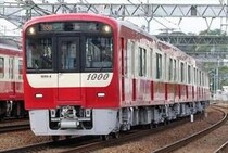 「ドアが逆側に開くなんて...」京急の特急で珍事　それでも平静な乗客に驚く声、トラブルの原因は
