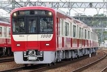 「ドアが逆側に開くなんて...」京急の特急で珍事　それでも平静な乗客に驚く声、トラブルの原因は