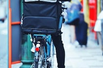 フードデリバリーを「自分で注文して自分で配達」、こんなやり方アリなのか　大手3社はどう対応