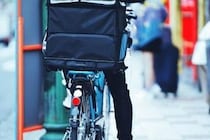 フードデリバリーを「自分で注文して自分で配達」、こんなやり方アリなのか　大手3社はどう対応
