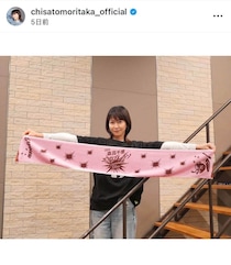森高千里、黒ミニスカ衣装で熱唱...変わらぬ美貌に衝撃　「世界一超かわいい」神スタイル炸裂ショット