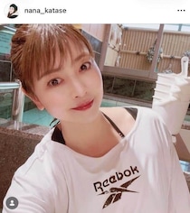片瀬那奈「お久しぶりです！」...デニム×スニーカーのコーデで変わらぬ美貌　「やっぱりスタイル抜群」「超かわいい」