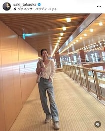 高岡早紀、ハーフ丈パンツ姿ですらり神スタイル...変わらぬ美貌にドキっ　「女子大生かな」「かわい～い」