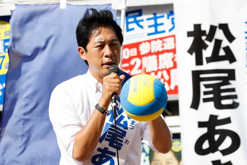 2022年の参院選で支持を訴える松尾明弘氏(写真:Rodrigo Reyes Marin/アフロ)