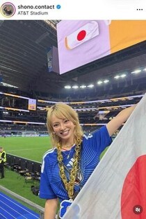 「美人すぎるサポーター」で話題のSHONO、ヘソ出し＆黒ミニスカで神スタイル　米ディズニー満喫ショット