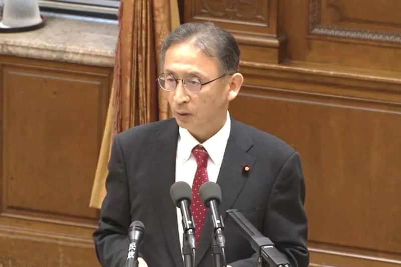 皇室典範改正案について質問する共産党の塩川鉄也衆院議員（写真は衆院インターネット中継から）