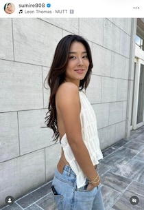 すみれ、へそ出しコーデ＆新ヘアスタイルで雰囲気変わって...美貌にドキっ　「綺麗ですね」「スタイル抜群」