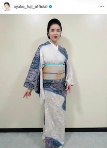 藤あや子、ベージュのドレスで色気ダダ漏れ　変わらぬ美しさにため息...「綺麗過ぎ」「お若い、そして美しい」
