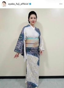 藤あや子、ベージュのドレスで色気ダダ漏れ　変わらぬ美しさにため息...「綺麗過ぎ」「お若い、そして美しい」