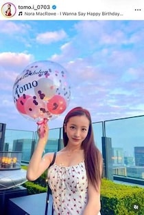板野友美、プロ野球選手のイケメン夫とラブラブ家族ショット　35歳の誕生日に...キャミワンピ姿で「激カワ」