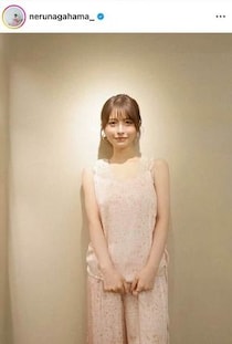長濱ねる、肩出しトップス＆お団子ヘアでカワイイがダダ漏れ　すらり神スタイル炸裂ショット