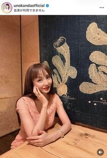 神田うの、深めスリット入り真っ赤なロングドレス×ハイヒールで色気ダダ漏れ　片足を曲げてポージング