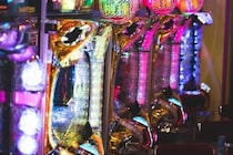 パチンコ倒産相次ぐも総売上高は今も11兆円超　競馬、競輪、ボートレース足しても及ばない「もうけ」の実態