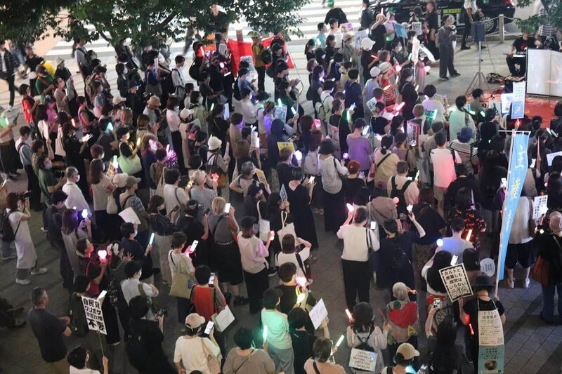 新宿駅東南口でのデモの様子