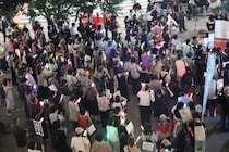 「高市総理は国会に出ろ」「暮らしをよくする法案を」国会前デモ...新宿駅前でも呼応、抗議の声