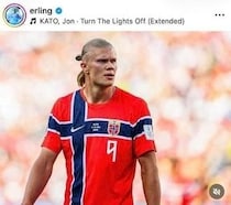 サッカー・ハーランドの美女モデル恋人、超ミニ×ヒールで神スタイル炸裂　足の甲にボールのせてお茶目に