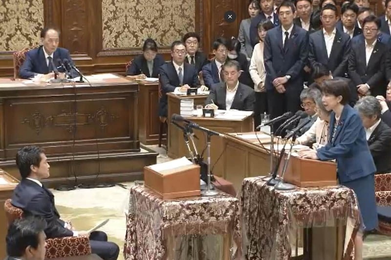 党首討論で議論を交わす高市早苗首相(右)と中道改革連合の小川淳也代表(左)(衆院インターネット中継から)