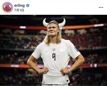 サッカー・ハーランドの美女モデル恋人、ノルウェー代表ユニ柄キャミドレス姿にドキっ　神スタイル炸裂