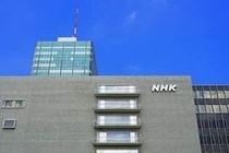 ポケットに手を突っ込んで国会答弁するNHK経営委員長の態度　以前も別の委員長が！注意されて一言