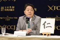 「音楽外交」林芳正総務相が「空港ピアノ」　サプライズ演奏にX盛り上がる