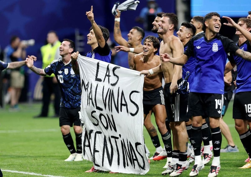 W杯準決勝の試合後、アルゼンチン選手が掲げた横断幕(写真:ロイター/アフロ)
