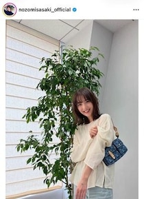 佐々木希、「お仕事終わりに」ブラウンワンピ×サングラス私服ショットに反響　「かわいいの天才」「可愛いすぎる」