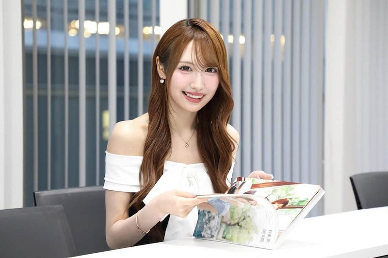 初の写真集「美しい方程式」（KADOKAWA）を発売したSKE48の野村実代さん。写真集を手にインタビューに応じた