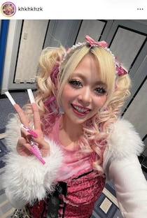 「誰かと思った！！」エルフ荒川、黒髪ロングで激変...キャミ姿で　「清楚もギャルも似合う」「色気増し増し」