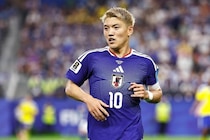「メンツが豪華すぎる」「スーパースター揃い」...サッカー日本代表・堂安律、国民的スターたちと超豪華3ショット